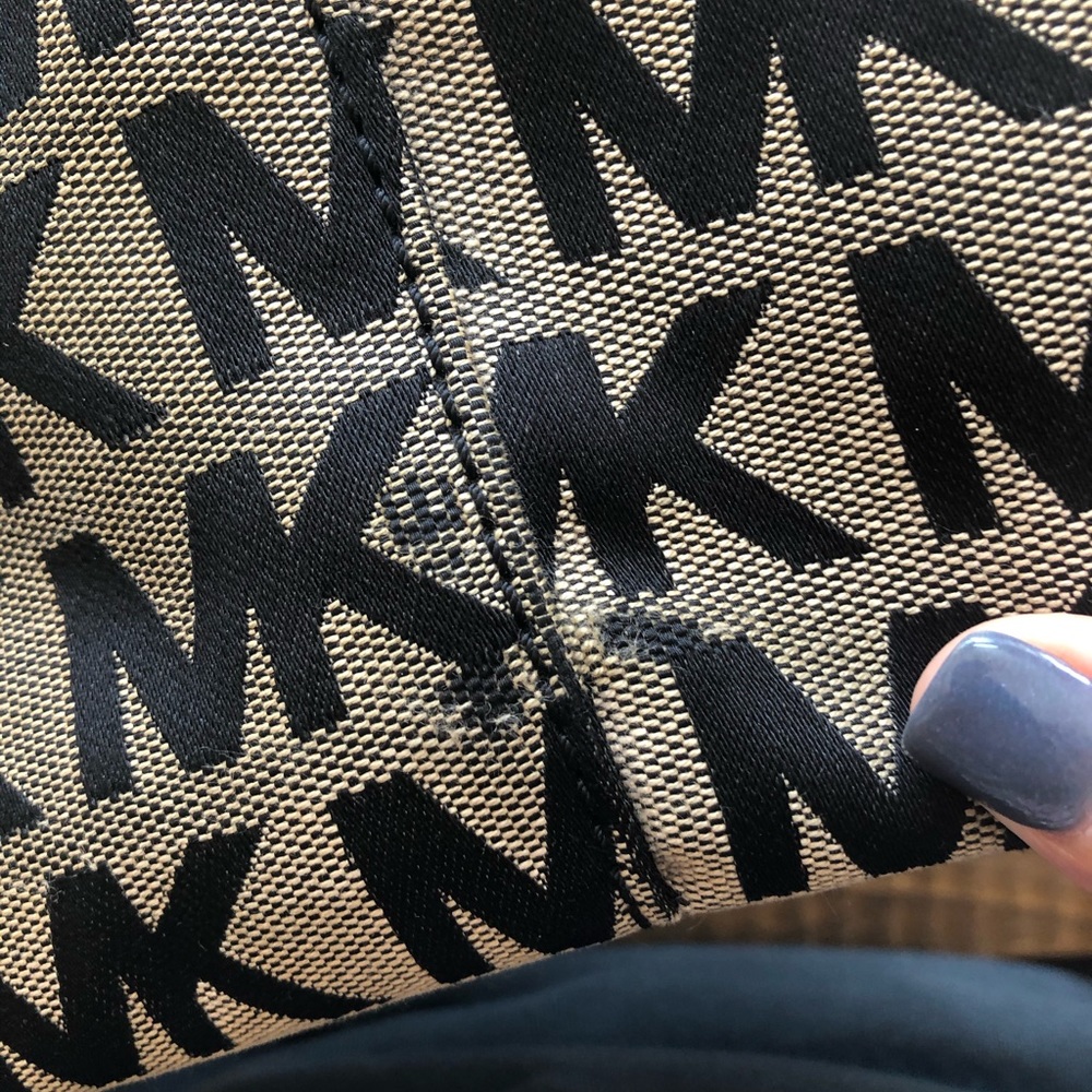 Michel Kors used medium size purse - Picture 7 of 8